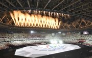 三色のシンボルマーク「スリーアギトス」が会場を飾った東京パラリンピック開会式＝２４日夜、国立競技場