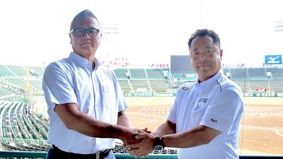 健闘を誓い合った県岐阜商の藤井潤作監督（右）と日大山形の荒木準也監督＝甲子園