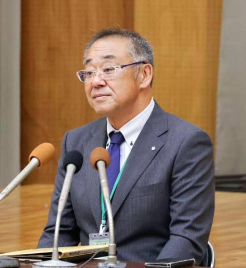 　事故を受け記者会見する樟南高校の山崎隆志校長＝２２日午前、鹿児島市