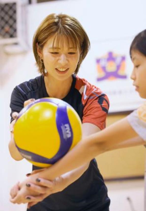 　北京の日本人学校でバレーボール教室を開いた女子元日本代表の木村沙織さん＝２２日（共同）