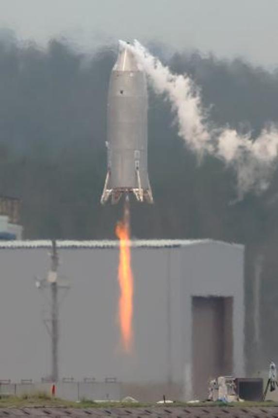 　ＪＡＸＡが実施した再使用ロケットの開発に向けた小型実験機「ＲＶ―Ｘ」の飛行試験＝１１日午前、秋田県能代市