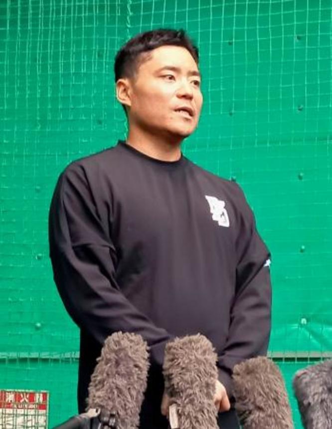 　自主練習を公開し、取材に応じるヤクルト・中村悠＝１３日、愛媛県松山市