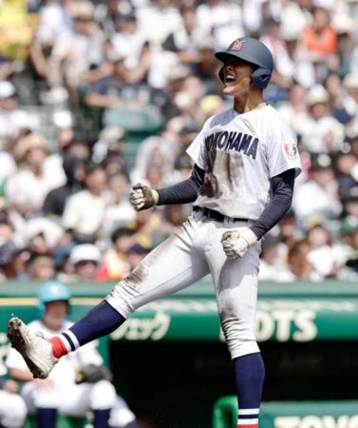 　横浜―沖縄尚学　２回表、千島の適時三塁打で生還し喜ぶ横浜・脇山＝甲子園