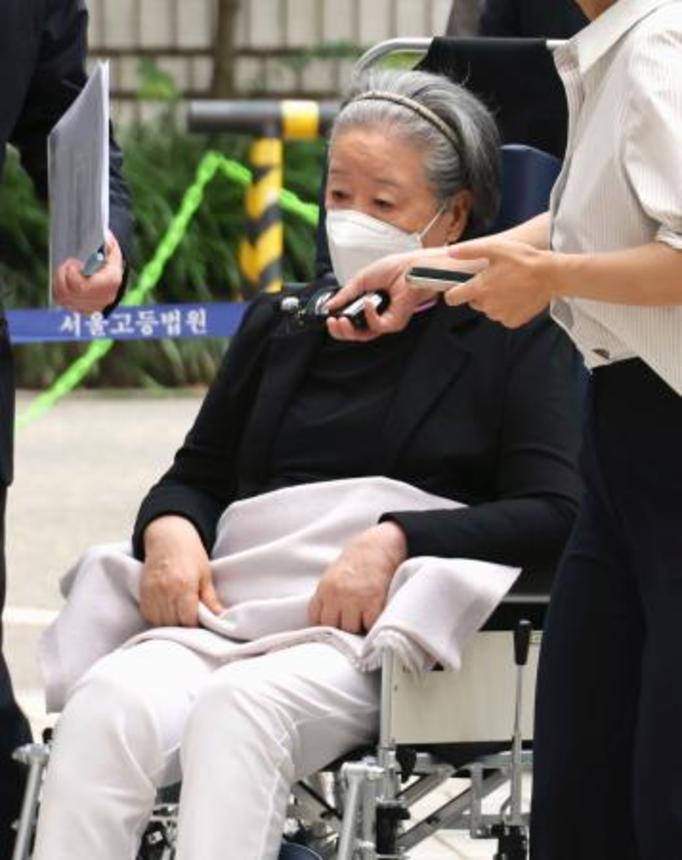 　１０日、ソウル中央地裁での公判に出席するため、車椅子で法廷に向かう世界平和統一家庭連合（旧統一教会）総裁の韓鶴子被告（聯合＝共同）
