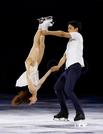 　エキシビションで演技するペアの三浦璃来（左）、木原龍一組＝ミラノ（共同）