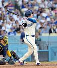 　ブルワーズ戦の３回、３３号２ランを放つドジャース・大谷＝ロサンゼルス（共同）