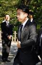 　靖国神社を参拝に訪れた小泉農相＝１５日午前７時５３分、東京・九段北