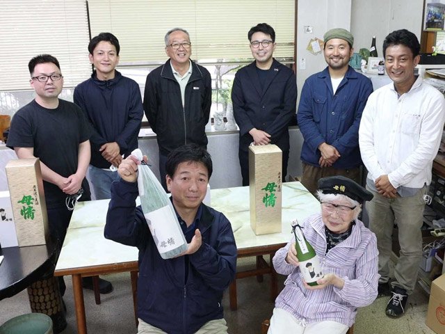孝子さん（手前右）に製品を披露する関係者＝郡上市大和町徳永、平野醸造