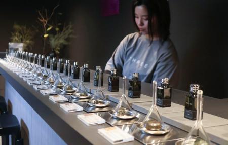 　コスメブランド「ＴＨＲＥＥ」の蒸留所で販売しているエッセンシャルオイル＝佐賀県唐津市