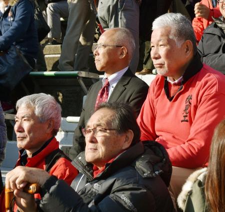 　２０１７年、全国高校ラグビー大会の京都代表決定戦で伏見工・京都工学院が敗退し、グラウンドを見つめる山口良治総監督（当時、手前右）とＯＢの元日本代表大八木淳史氏（奥右）＝京都市