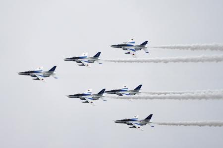 　開幕前に大阪・関西万博の会場上空を予行飛行するブルーインパルス＝４月
