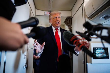 　大統領専用機内で記者団の取材に応じるトランプ米大統領＝５日（ゲッティ＝共同）