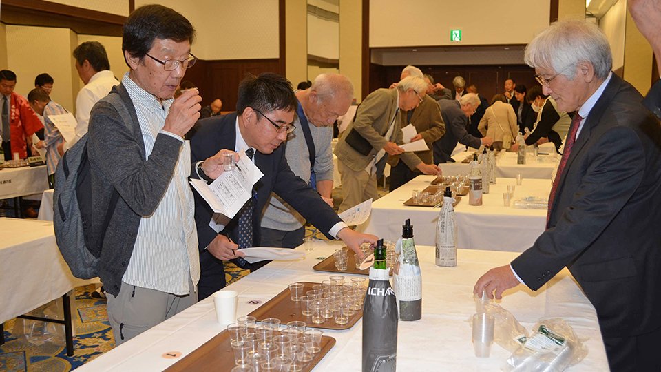 覆いをした酒を吟味し、利き酒に挑戦する参加者＝高山市花岡町、ひだホテルプラザ