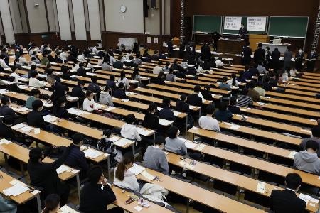 　大学入学共通テストに臨む受験生＝１月、東京都文京区の東大