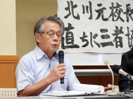 　意見書を提出後、記者会見する静岡県立天竜林業高（現天竜高）の北川好伸元校長＝４日午前、浜松市