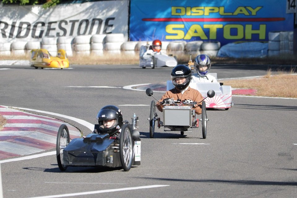 自作したエコカーの性能を競った「エコノパワーｉｎ岐阜」＝瑞浪市釜戸町、フェスティカサーキット瑞浪
