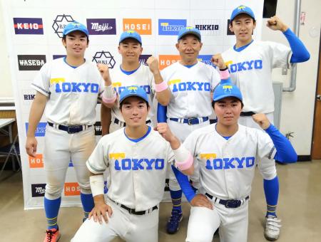 　法大に連勝し、２０１７年秋以来の勝ち点を喜ぶ東大の大久保監督（後列右から２人目）と選手たち＝神宮