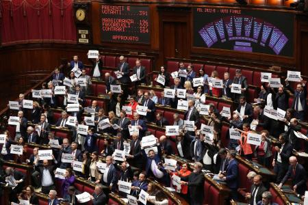　イタリア下院で選挙法改正案の可決に抗議する議員ら＝８日、ローマ（ＡＰ＝共同）