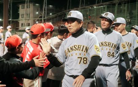 　独立リーグの四国アイランドリーグｐｌｕｓ高知との試合を終え、ファンとタッチを交わすプロ野球阪神の平田２軍監督（７８）＝４月、高知市
