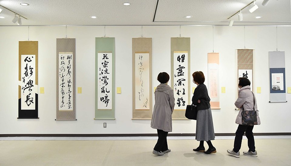 さまざまなジャンルの書が楽しめる第４７回県書作展の会場＝岐阜市美江寺町、ぎふしんフォーラム（撮影・坂井萌香）