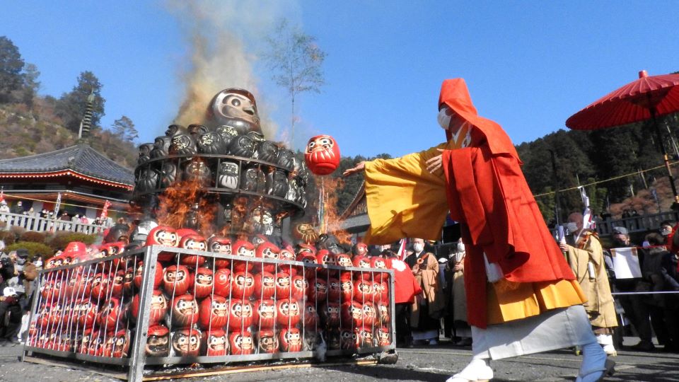 燃え盛る炎の中にだるまを投げ入れる寺町宗峰住職＝岐阜市粟野、大龍寺