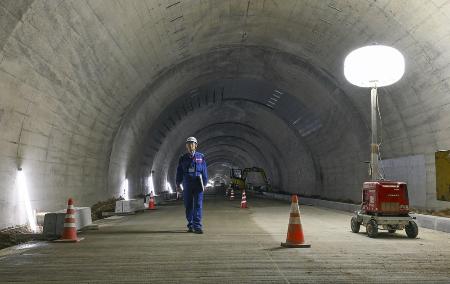 　舗装が完了し、報道公開された国道２４９号「中屋トンネル」の内部＝４月、石川県輪島市
