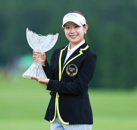 　通算１３アンダーで優勝した吉田鈴＝大箱根ＣＣ