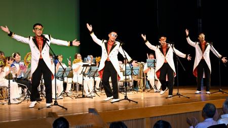 　特殊詐欺に警鐘を鳴らす楽曲を披露する岐阜県警音楽隊の男性ボーカルユニット「断絶」＝５日、岐阜県本巣市