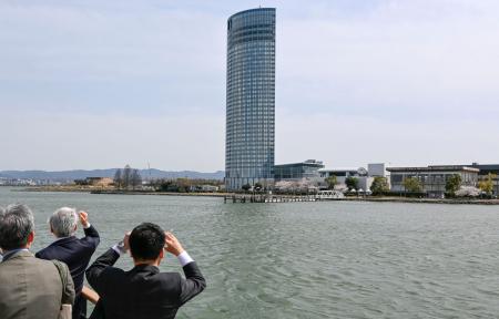 　琵琶湖岸の観光地を結ぶ新たな航路の定期船から見える大津市の街並み＝８日