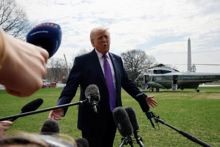 　米ワシントンのホワイトハウスで、記者団に話すトランプ大統領＝１１日（ロイター＝共同）