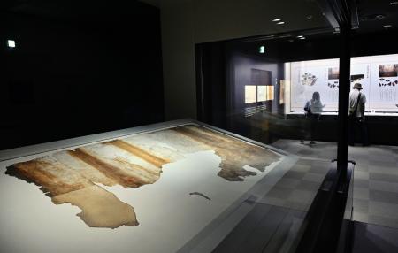 　「キトラ古墳壁画体験館　四神の館」に展示された壁画「白虎」（左）＝奈良県明日香村