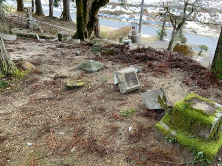 　「布部断層」東部に位置する神社の倒壊した灯籠＝７日、島根県安来市（広島大の熊原康博教授提供）