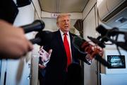 　大統領専用機内で記者団の取材に応じるトランプ米大統領＝５日（ゲッティ＝共同）