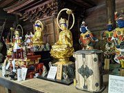 桜堂薬師の本堂内陣に並ぶ室町時代から江戸時代にかけての仏像群。奥にある宮殿には本尊、手前の箱形の厨子内には「十六善神」が安置されている＝瑞浪市土岐町
