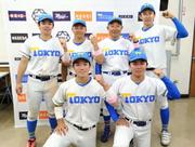 　法大に連勝し、２０１７年秋以来の勝ち点を喜ぶ東大の大久保監督（後列右から２人目）と選手たち＝神宮