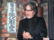 　「無名塾」で営まれた仲代達矢さんの通夜に参列し、取材に応じる役所広司さん＝１３日夜、東京都世田谷区