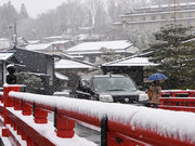 中橋に積もった雪＝１５日午前、高山市