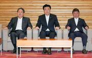 　閣議に臨む（左から）林総務相、木原官房長官、茂木外相＝１６日午前、首相官邸