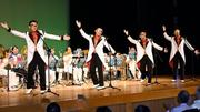　特殊詐欺に警鐘を鳴らす楽曲を披露する岐阜県警音楽隊の男性ボーカルユニット「断絶」＝５日、岐阜県本巣市