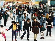 若者でにぎわうスケートリンク＝１９９０年１月撮影