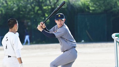 打撃のアドバイスを送る慶応大野球部の清原正吾さん（右）＝同