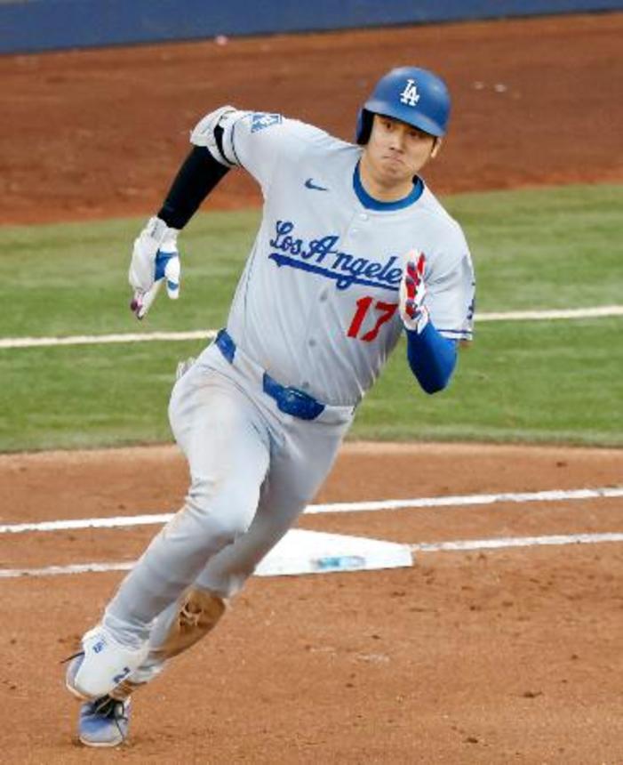 　マーリンズ戦の６回、三塁打を放ち一塁を回るドジャース・大谷＝マイアミ（共同）