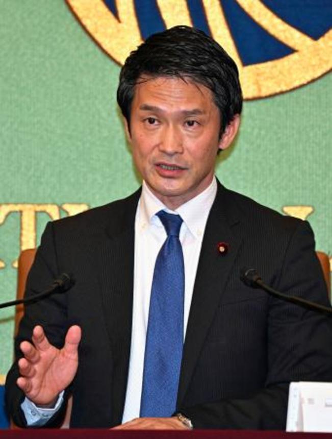 　記者会見する中道改革連合の小川代表＝１９日午後、東京・内幸町の日本記者クラブ