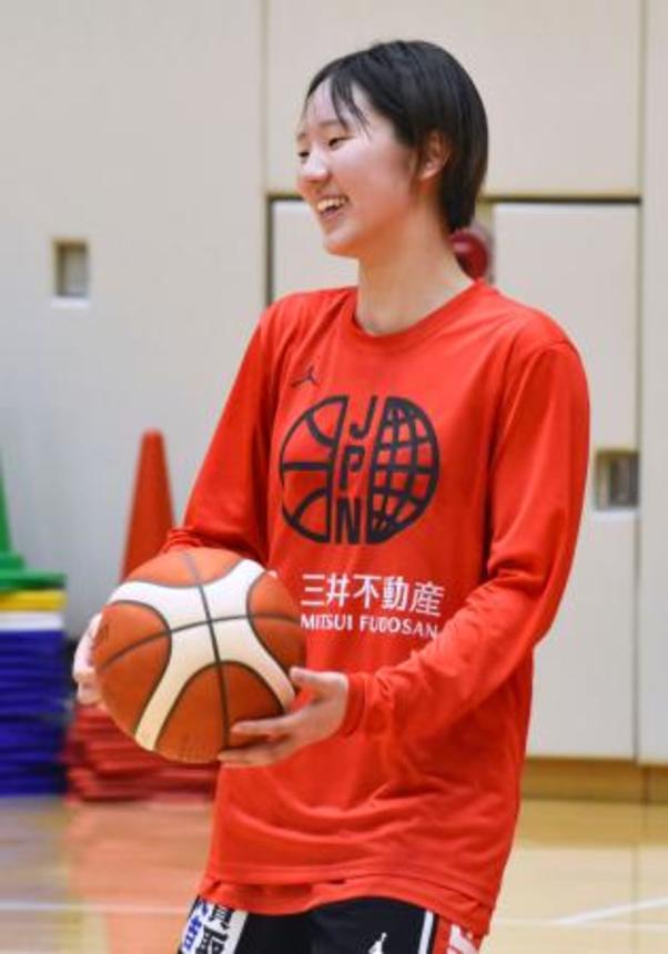　バスケットボール女子日本代表の強化合宿で笑みを浮かべる田中＝味の素ナショナルトレーニングセンター