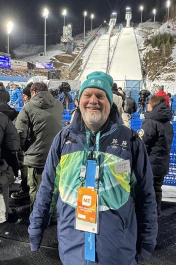 　ノルディックスキー・ジャンプ会場で通訳ボランティアをするドイツ人牧師のマルクス・ネイツェルさん＝７日、プレダッツォ（共同）