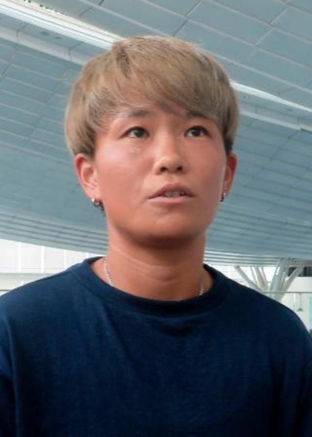 　出発前に取材に応じるサッカー女子日本代表の南＝２３日、羽田空港