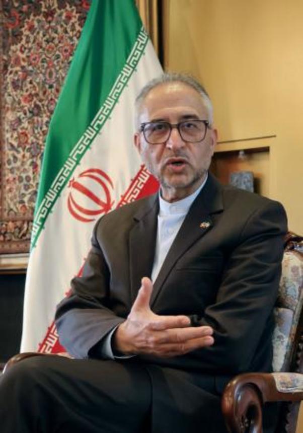 　４日、メキシコ市で取材に応じるイランのパサンディデ駐メキシコ大使（共同）