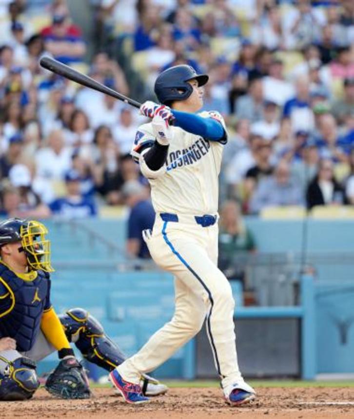 　ブルワーズ戦の３回、３３号２ランを放つドジャース・大谷＝ロサンゼルス（共同）