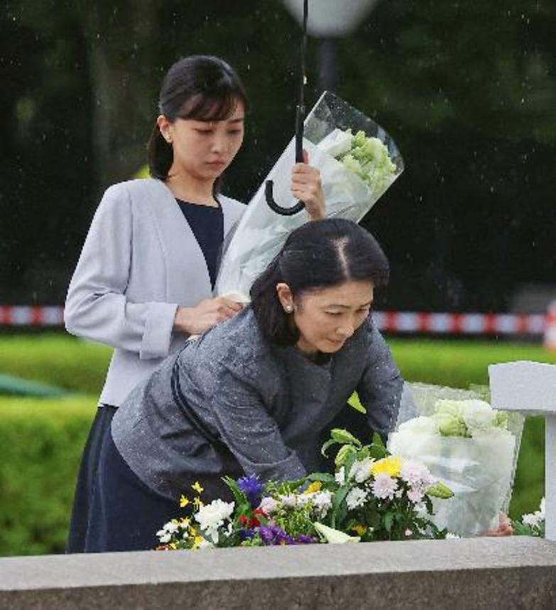 　平和記念公園で原爆慰霊碑に供花される秋篠宮妃紀子さまと次女佳子さま＝１１日午前、広島市中区（代表撮影）