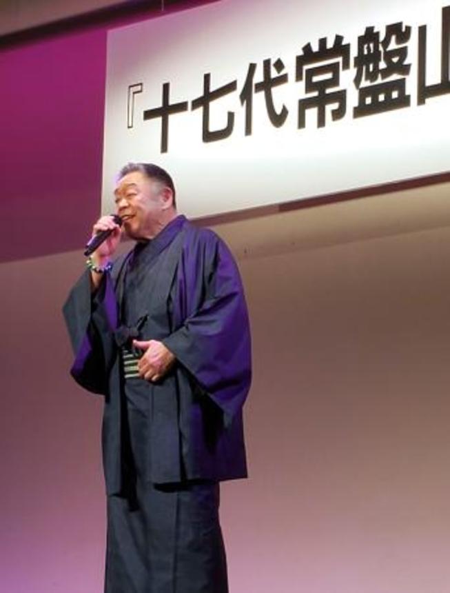 　定年を祝う会で熱唱する常盤山親方＝２９日、東京都内
